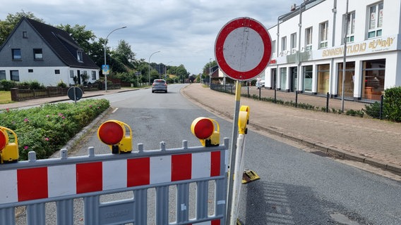 An der Landesstraße 156 in Achim (Landkreis Verden) ignorieren Autofahrer eine Straßensperrung. © NDR Foto: Holger Hänsel