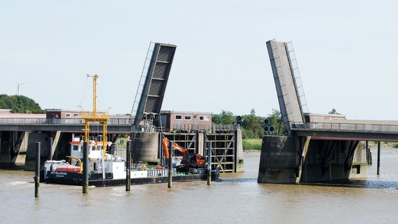 Das Oste-Sperrwerk mit Klappbrücke © Wasserstraßen- und Schifffahrtsamt Elbe-Nordsee 