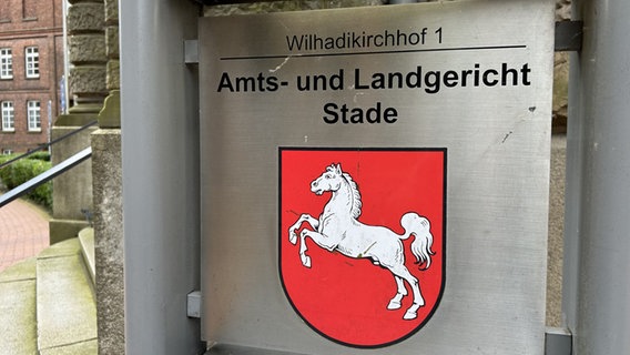 Amts- und Landgericht Stade (Schild vor dem Gebäude). © NDR Foto: Marie Schiller