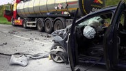 Ein Tanklaster und ein Lkw stehen nach einem Unfall auf der B212 bei Stadland. © NonstopNews 