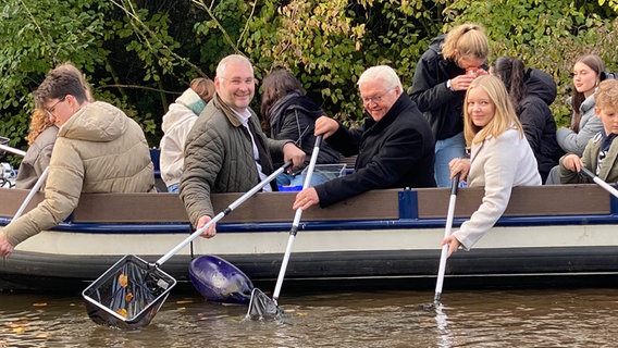 Bundespräsident Frank-Walter Steinmeier nimmt in Nordhorn an einer Bootstour teil. © NDR Foto: Maybrit Nolte