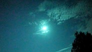 Ein Bolid leuchtet am Nachthimmel über Harpstedt. © Nord-West-Media TV 