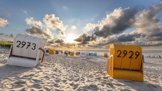 Strandkörbe auf Juist © picture alliance/Shotshop Foto: DirkR