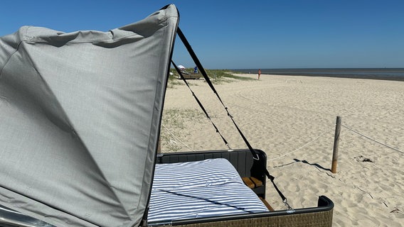 Ein Strandkorb steht am Strand. © NDR Foto: Thees Jagels