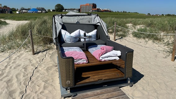 Ein Schlaf-Strandkorb steht am Strand. © NDR Foto: Thees Jagels
