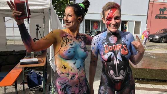 Body Painting: Zwei Frauen mit Ganzkörperbemalung posieren auf dem StreetArt Festival in Wilhelmshaven. © NDR Foto: Jutta Przygoda