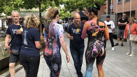 Body Painting: Zwei Frauen mit Ganzkörperbemalung posieren auf dem StreetArt Festival in Wilhelmshaven. © NDR Foto: Jutta Przygoda