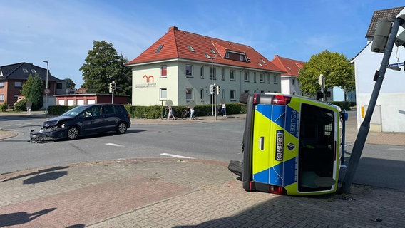 Nach einem Unfall ist ein Streifenwagen der Polizei auf die Seite gekippt. © Polizeiinspektion Cuxhaven 