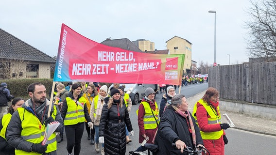 Beschäftigte nehmen in Syke an einem Streik teil. © NDR Foto: Sebastian Duden