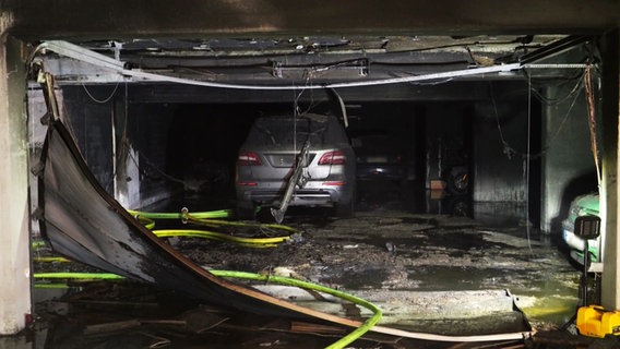 Brandspuren in einer Tiefgarage mit Autos in Stuhr. © TeleNewsNetwork 