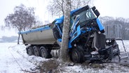 Ein Laster ist in Stuhr gegen einen Baum gefahren © Nord-West-Media TV 