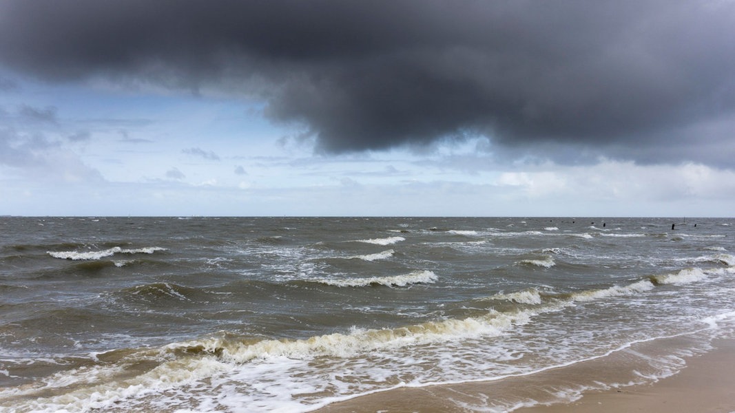 Dunkle Wolken über der Nordsee, Nationalpark Niedersächsisches Wattenmeer, Cuxhaven. (Themenbild)