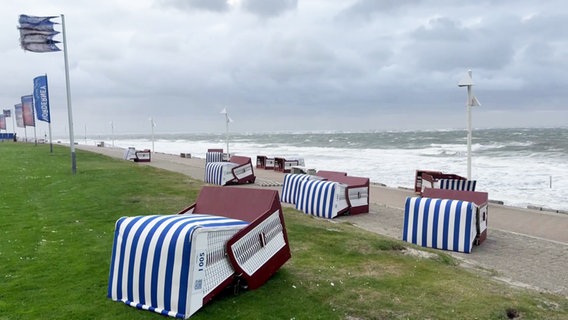 Sturm hat Strandkörbe auf Norderney umgeweht. © NonstopNews 