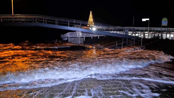 Eine leichte Sturmflut ist im Hafenbereich von Cuxhaven zu sehen. © TeleNewsNetwork 