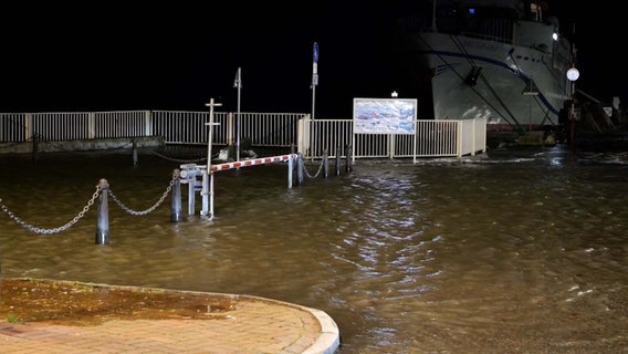 Eine leichte Sturmflut ist im Hafenbereich von Cuxhaven zu sehen. © TeleNewsNetwork 