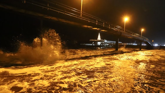 Wasser peitscht im Dunkeln gegen einen Brückenpfeiler. © Nord-West-Media TV Foto: Christian Butt