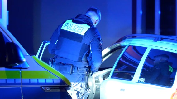 Ein Polizist kontrolliert die Fahrerseite eines Volvo. © Nord-West-Media TV 