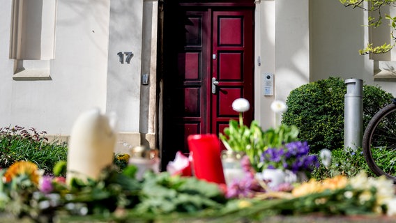 Oldenburg: Zahlreiche Blumen und Kerzen liegen vor der Synagoge im Stadtzentrum. © dpa-Bildfunk Foto: Hauke-Christian Dittrich