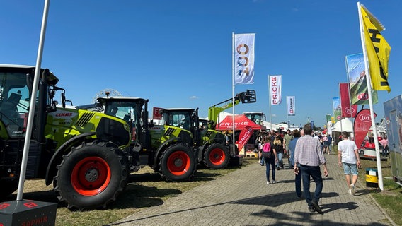 Besucher gehen über eine Landwirtschaftsausstellung in Tarmstedt. © NDR Foto: Svenja Nanninga