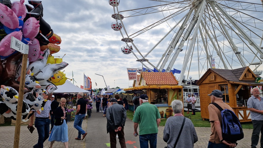 Besucher gehen auf den Rummel bei der Tarmstedter Ausstellung.