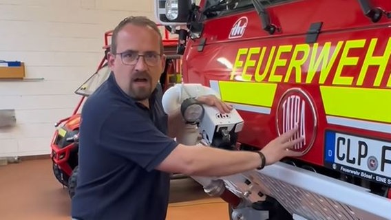 In einem Tiktok-Video parodiert die Freiwillige Feuerwehr Bösel einen Bentley-Werbespot. © Freiwillige Feuerwehr Bösel 
