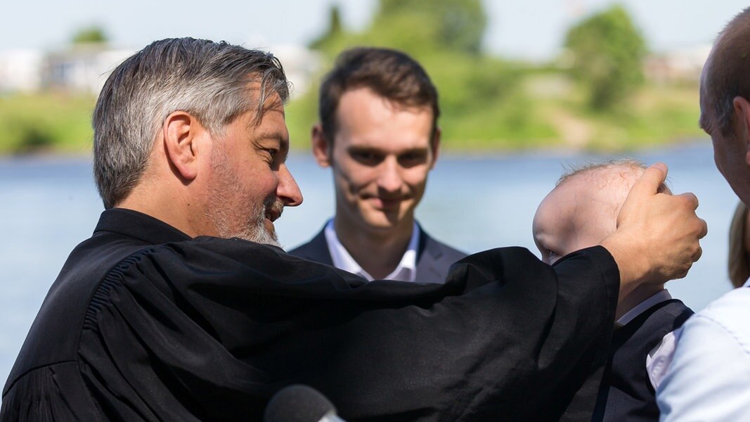 Zehn Kinder in Achim mit Weserwasser getauft NDR.de