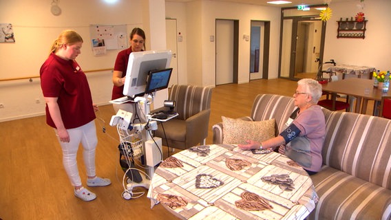 Erika Richter besucht eine digitale Sprechstunde beim Arzt in ihrem Pflegeheim. © NDR 