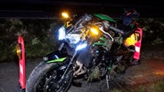 Ein beschädigtes Motorrad nach einem Unfall bei Thedinghausen. © Nord-West-Media TV 