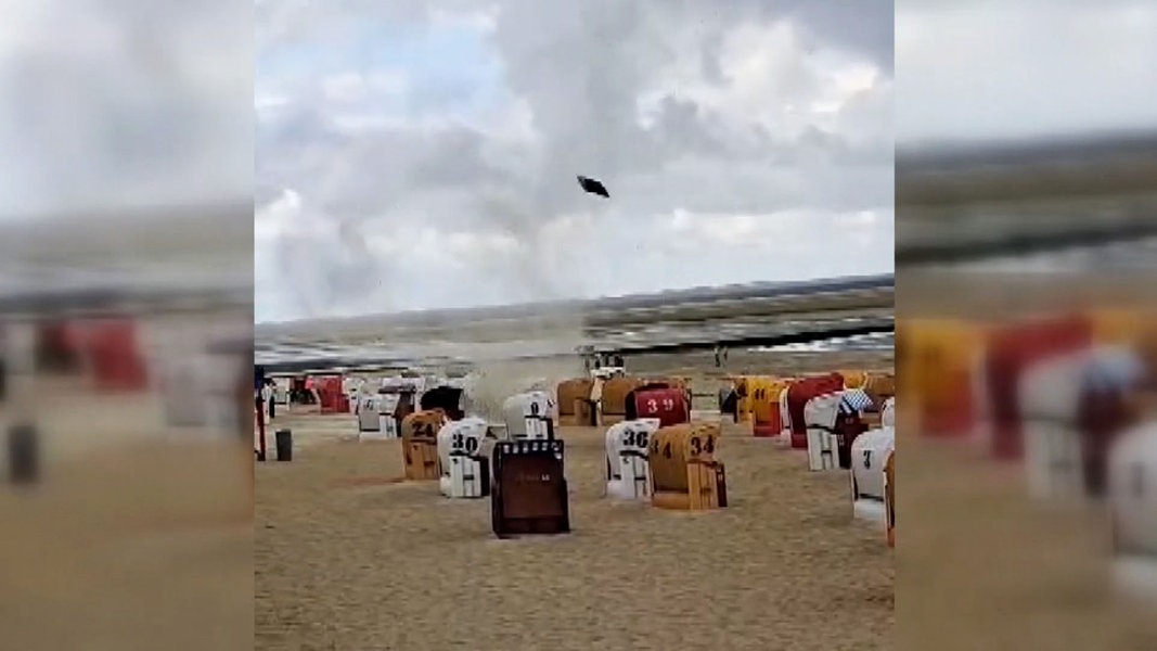 Handyaufnahmen zeigen einen Tornado vor Borkum.