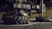 EIn Traktor liegt nach einem Unfall bei Friedeburg auf der Seite auf einer Landstraße. © NonstopNews 