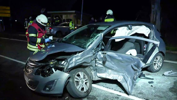 Ein stark beschädigtes Auto nach einem Unfall in Twistringen © Nord-West-Media TV 