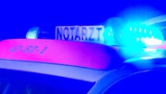 Ein Notarzt-Schriftzug auf einem Einsatzfahrzeug. © NonstopNews 