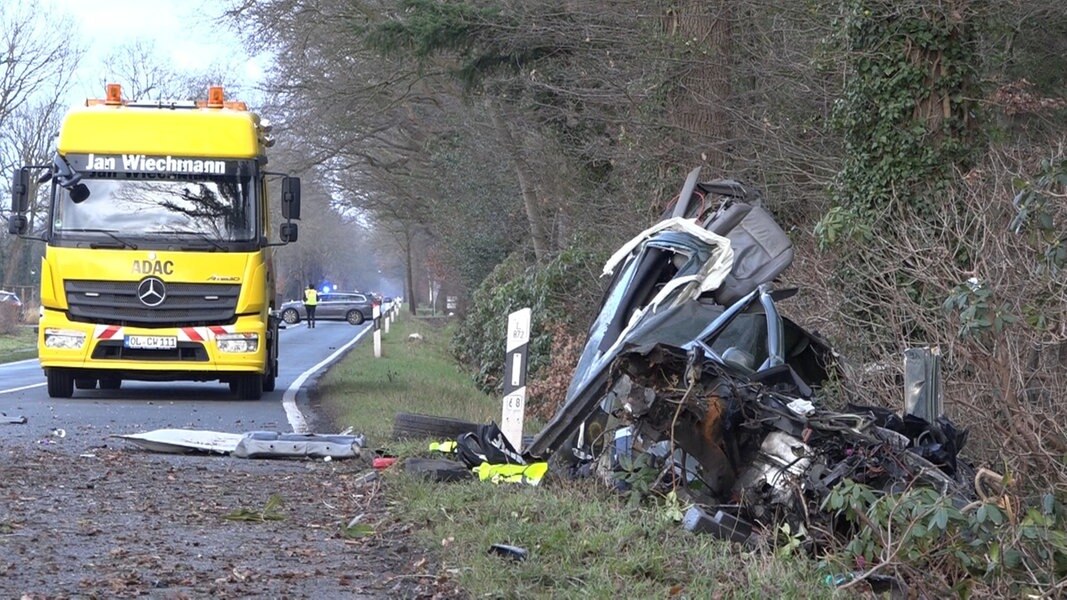 Auto fährt gegen Baum 20Jähriger stirbt NDR.de