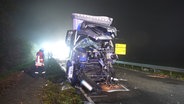 Ein Lkw steht nach einem Unfall auf der B6. © TeleNewsNetwork 