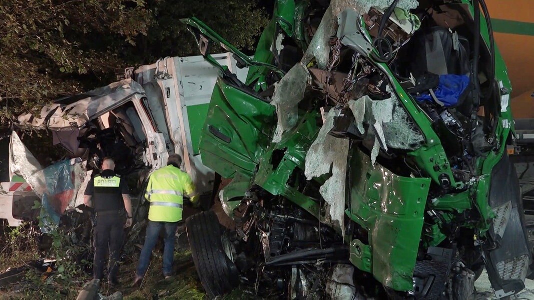 Unfall Mit Drei Toten Bei Jever - B210 Wieder Frei | NDR.de ...