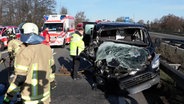 Ein Transporter ist nach einem Unfall auf der A27 stark beschädigt. © NonstopNews 