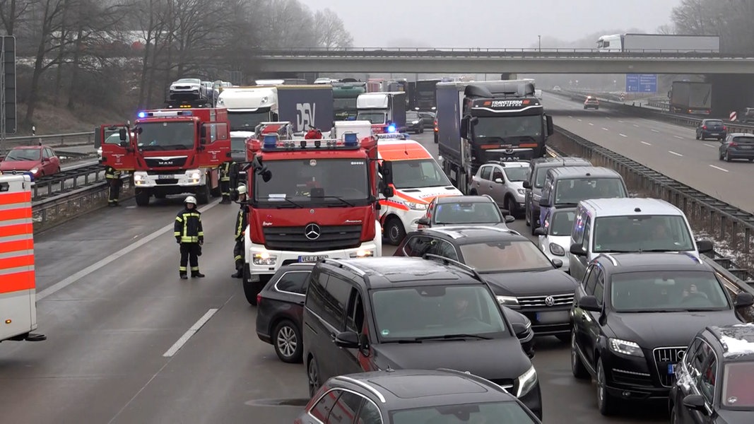 Lkw Fährt Auf Stauende Ein Verletzter Auf A1 Am Bremer Kreuz Ndrde Nachrichten