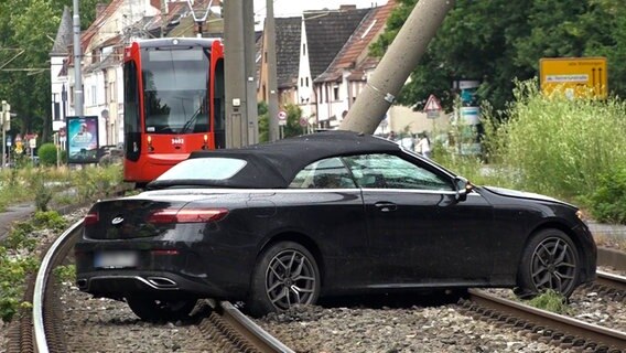 Unfall: Ein 22-Jähriger ist in Bremen mit seinem Auto gegen einen Straßenbahnmast gefahren. © NonstopNews 