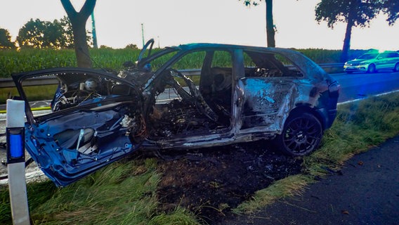 Ein Auto ist nach einem Unfall bei Bremervörde stark beschädigt. © Polizeikommissariat Bremervörde 
