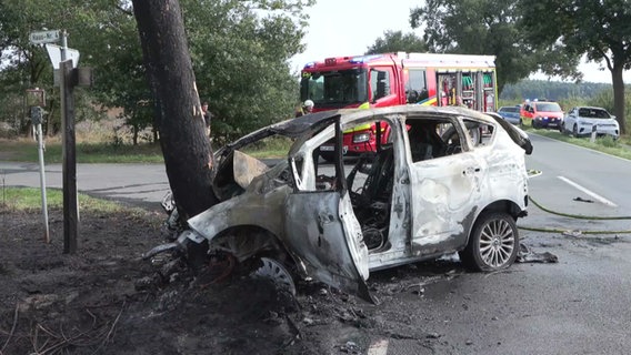 Ein ausgebranntes Auto steht an einer Unfallstelle. © NonstopNews 