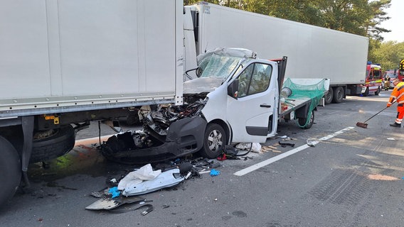 Ein Transporter steht nach einem Auffahrunfall mit einem Lkw auf der A27. © Nord-West-Media TV 