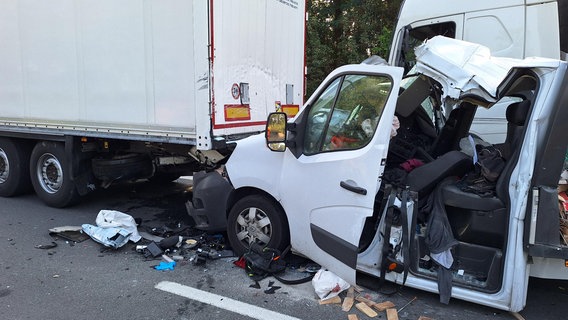 Ein Transporter steht nach einem Auffahrunfall mit einem Lkw auf der A27. © Nord-West-Media TV 