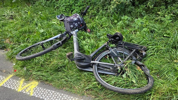 Ein Pedelec liegt nach einem Unfall auf dem Grünstreifen. © Nord-West-Media TV 