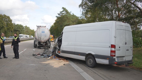 Ein Transporter steht nach einem Unfall auf der A1. © Nord-West-Media TV 