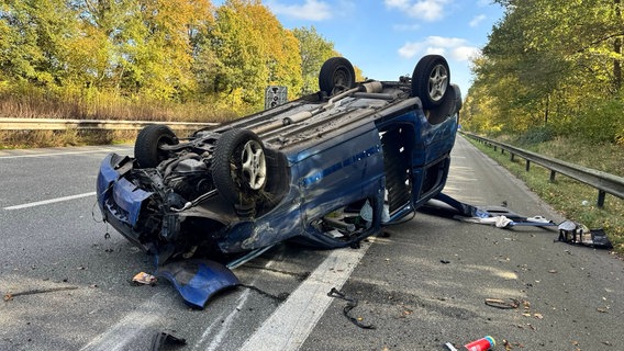 Ein Pkw liegt nach einem Unfall auf der A27 auf dem Dach. © Nord-West-Media TV 