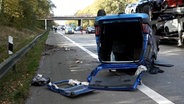 Ein Pkw liegt nach einem Unfall auf der A27 auf dem Dach. © Nord-West-Media TV 