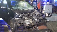 Ein Auto ist nach einem Unfall an einem Bahnübergang in Oldenburg stark beschädigt. © Nord-West-Media TV 