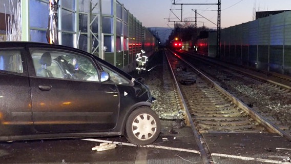 Ein Auto ist nach einem Unfall an einem Bahnübergang in Oldenburg stark beschädigt. © Nord-West-Media TV 