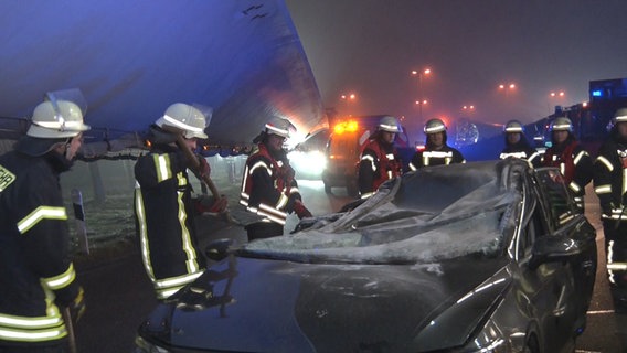 Ein Auto steht nach einem Unfall mit einem Schwertransport auf der A31 bei Lohne. © Nord-West-Media TV 