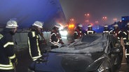 Ein Auto steht nach einem Unfall mit einem Schwertransport auf der A31 bei Lohne. © Nord-West-Media TV 